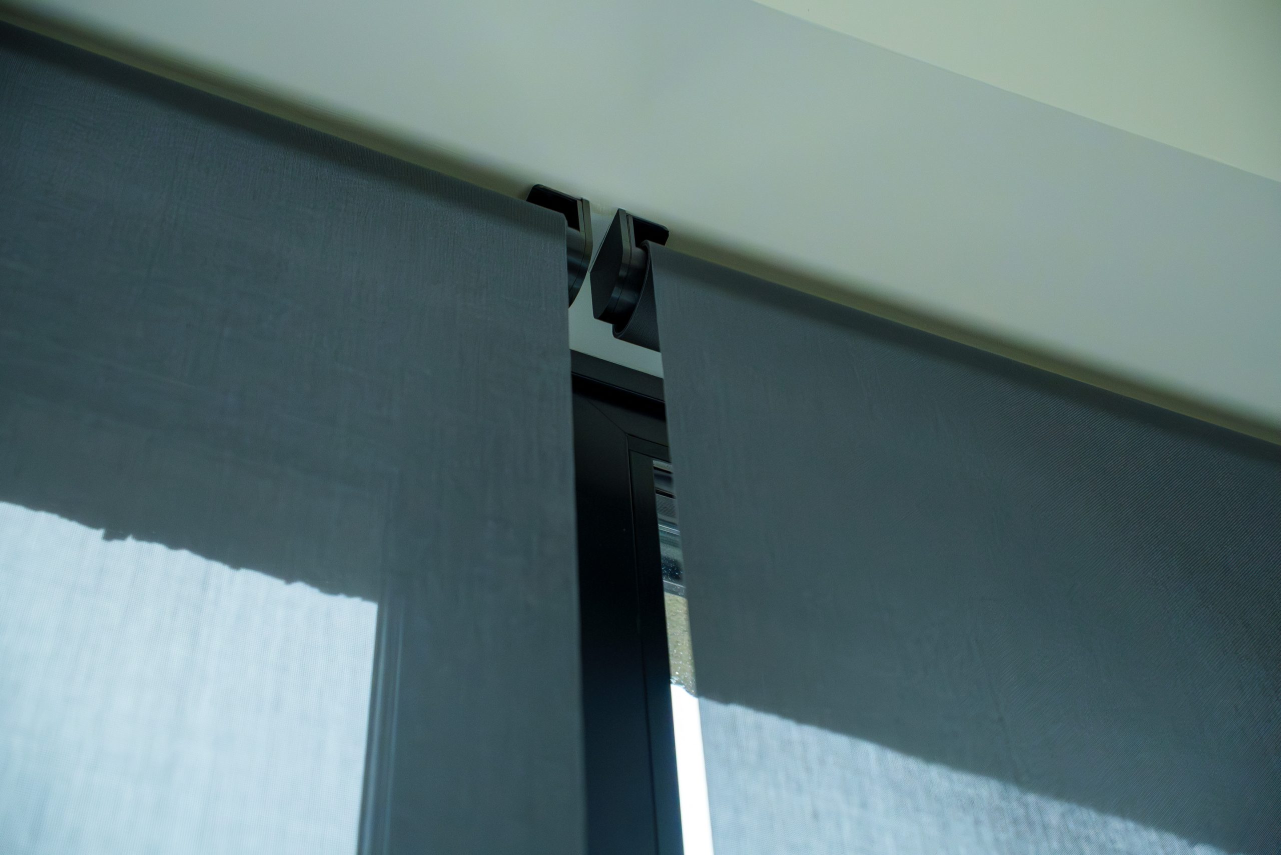 Palladiom wire-free blinds for retrofit situation where wiring is not possible