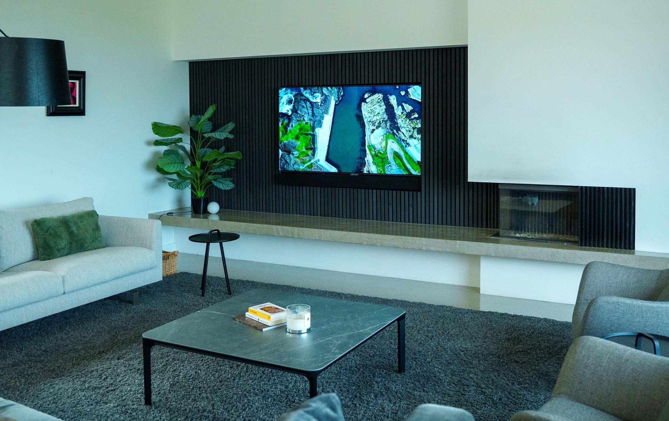 Nicely placed TV with invisible cabling and rotation for all viewing angles